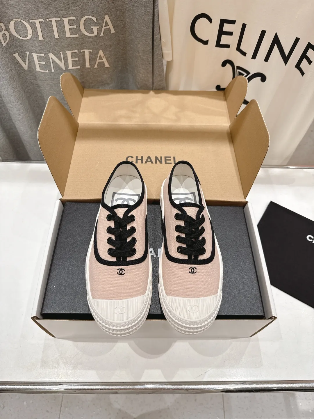 👟👟Ex-factory price 400👟👟 -Chanel* Xiaoxiang 2025ss latest casual shoes, currently super popular biscuit shoes. Internet celebrity Xiaohongshu is crazy about hot recommendations. The silly and cute style has a retro flavor! Special shape, very recognizable, slim and long legs, absolutely powerful, very comfortable to wear, good-looking, comfortable, and heightening. I must recommend it to everyone, the main feature of this year's series, minimalist style ✔Fabric: original customized canvas ✔Foot: water-dyed cowhide, comfortable foot feel ✔Outsole: molded high-elastic rubber platform outsole ✔Number: 35-39 (customized in 40)